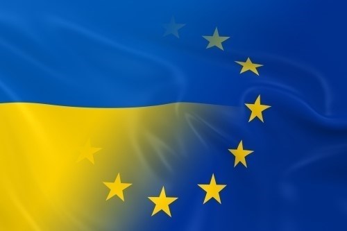 Национальным символом Украины является флаг, состоящий из двух горизонтальных полос: верхняя полоса - синего цвета, а нижняя - желтого. Флаг Украины символизирует единство и независимость этой страны, а также ее национальную гордость. Шенгенская зона, в свою очередь, представляет собой территорию, включающую несколько европейских стран, которые согласились упростить и одновременно ужесточить правила пересечения границ. Благодаря шенгенской визе, граждане Украины имеют возможность свободно перемещаться по странам, входящим в шенгенскую зону, что способствует укреплению международных связей и сотрудничеству между Украиной и другими государствами.