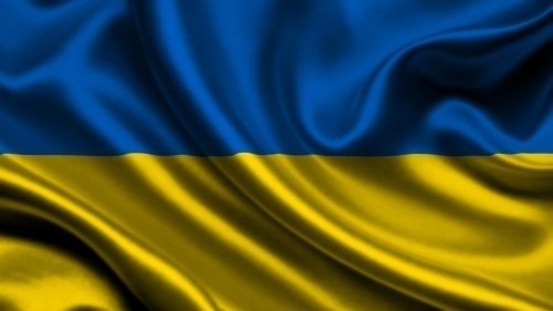 Флаг Украины представляет из себя прекрасное сочетание двух горизонтальных полосок - голубой и желтой. Верхняя полоса голубого цвета символизирует ясное небо, свободу и независимость. А желтая нижняя полоса олицетворяет богатство, процветание и светлое будущее. Кроме того, эти цвета являются историческими и символичными для украинского народа. Уникальность флага Украины заключается в его простоте, но одновременно яркости, что делает его узнаваемым и запоминающимся. Этот флаг стал гордостью для каждого украинца и символом их национальной идентичности.